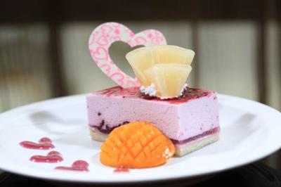 女生学习烘焙 从个人兴趣到企业市场开发的甜蜜机遇